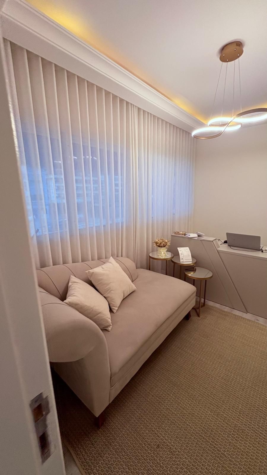 Sala de espera aconchegante com iluminação suave