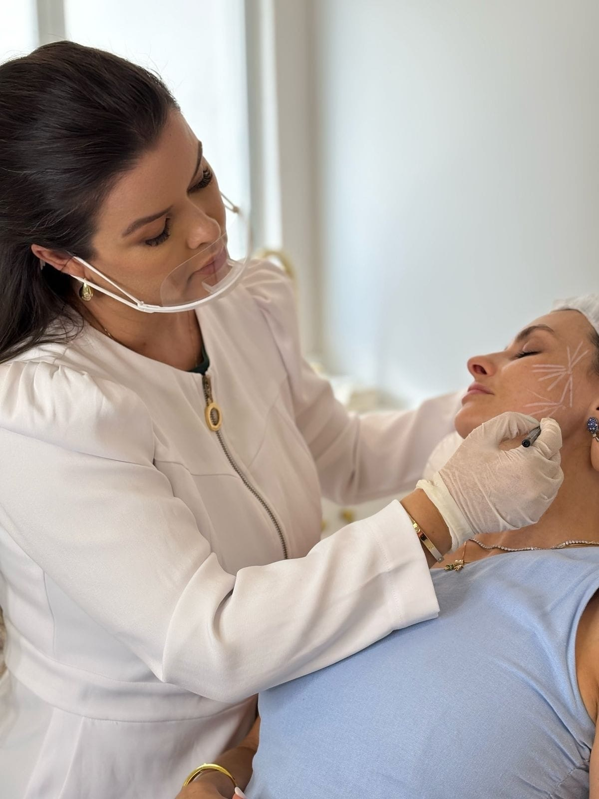 Dra. Andréia Balmer realizando marcação facial em paciente