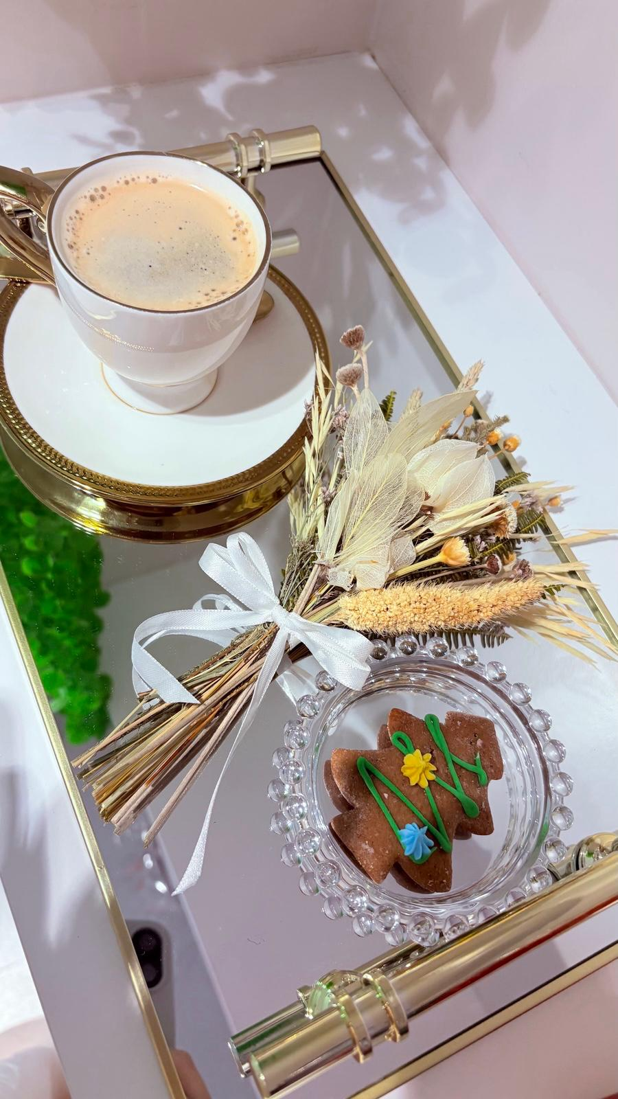 Bandeja de boas-vindas com café e docinho na Clinica Andreia Balmer